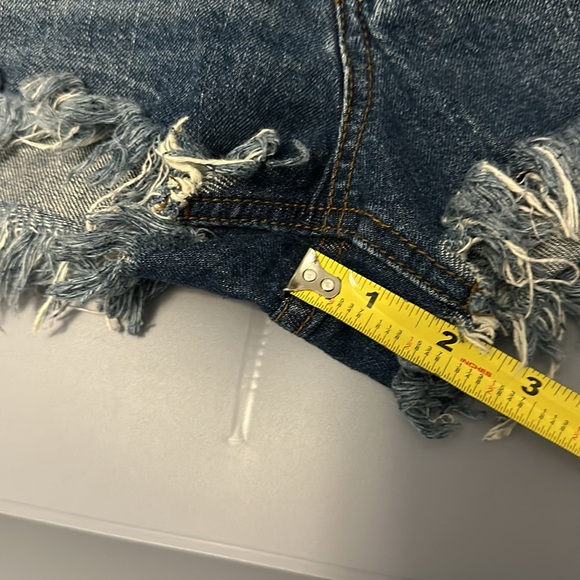 WE THE FREE CUT OFF SHORTS IN MEDIUM DARK WASH FRAY HEMS BUTTON FLY SIZE 28 EUC - Picture 9 of 9